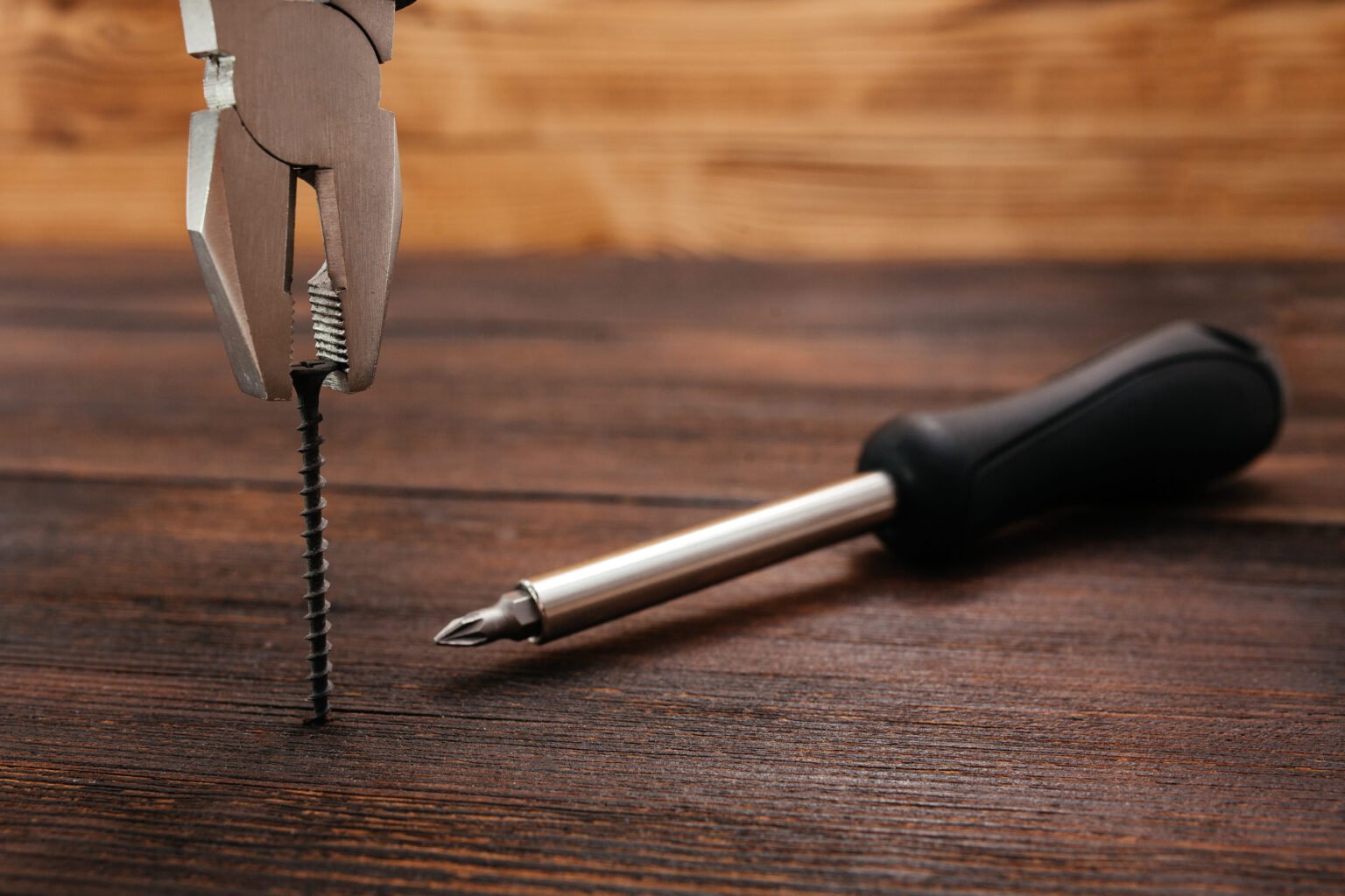 Comment enlever une vis foirée facilement (sans abîmer le support) ?