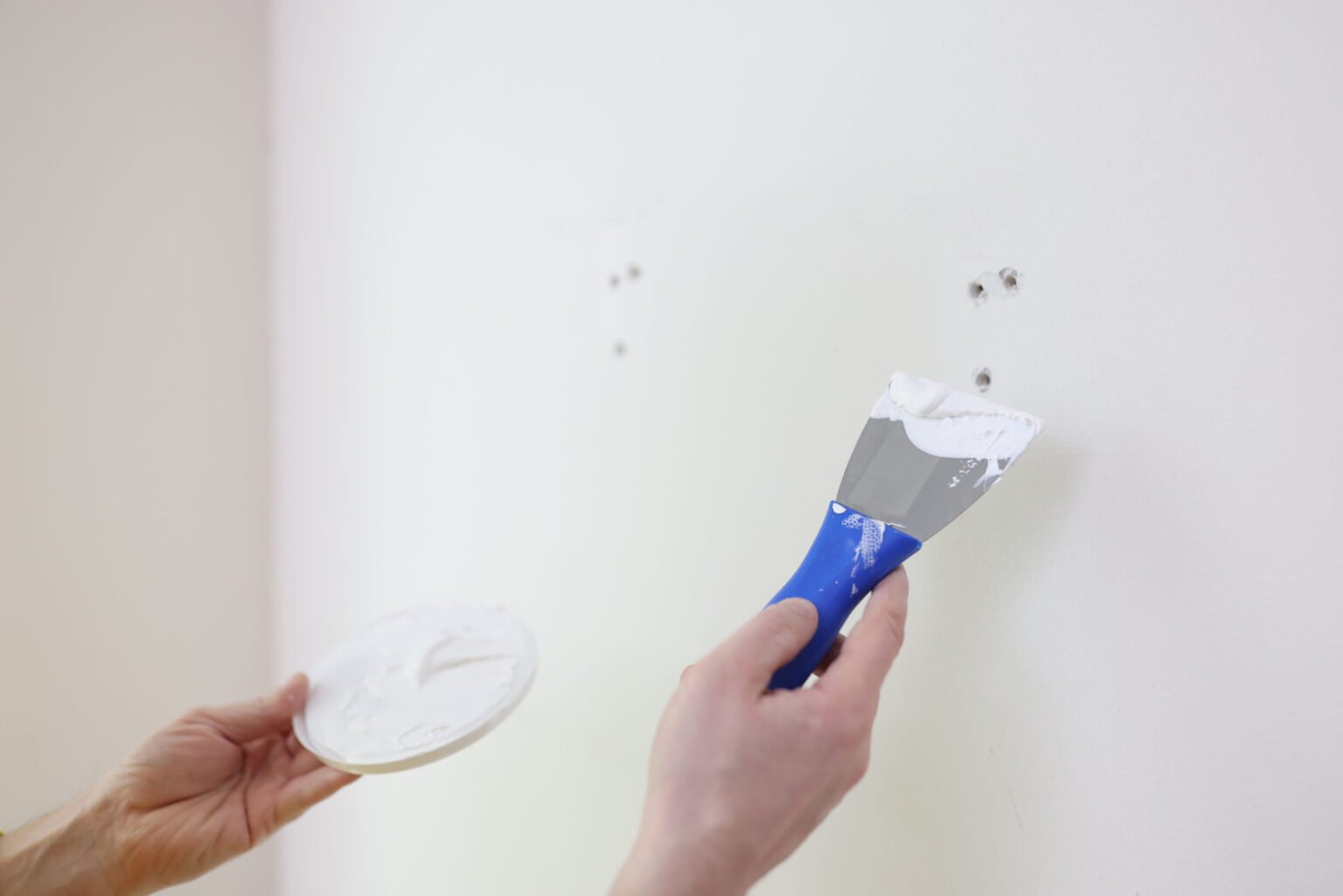 Reboucher un trou dans du placo : méthode pour un mur comme neuf